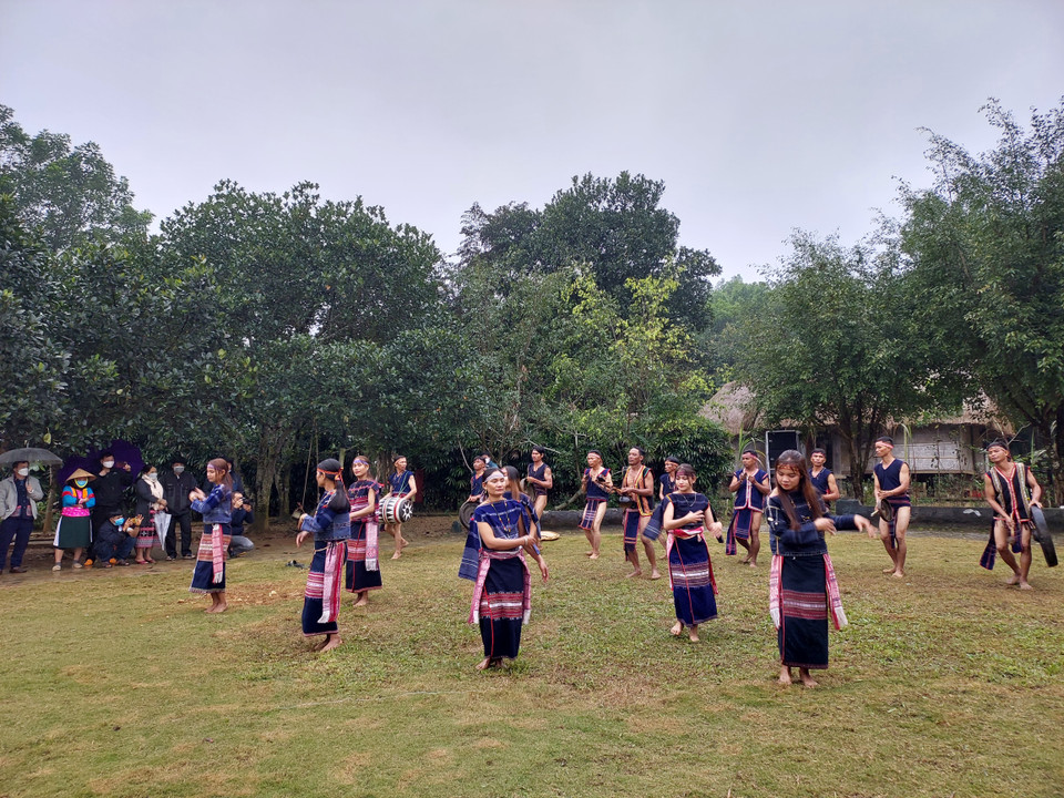 Trai gái trong làng sẽ cùng nhảy múa để chúc phúc cho đôi vợ chồng mới cưới. (Ảnh: Minh Thu/Vietnam+)