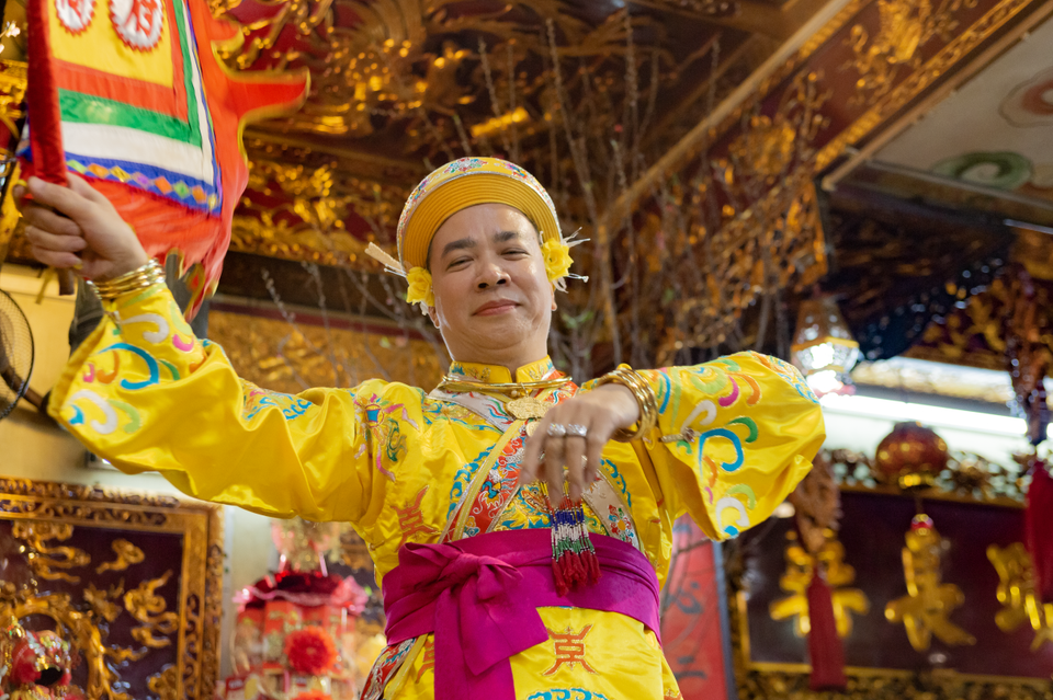 Giá Ông Hoàng Mười Nghệ An. Có người cho rằng ông Hoàng Mười là con của Vua cha Bát Hải Động Đình. Theo lệnh thiên đình, ông giáng trần để giúp dân, giúp nước. Ông Hoàng Mười theo đó cũng là một “Đức Thánh Minh” trong hàng các ông quan Hoàng của tín ngưỡng Đạo Mẫu. (Ảnh: Minh Thu/Vietnam+)