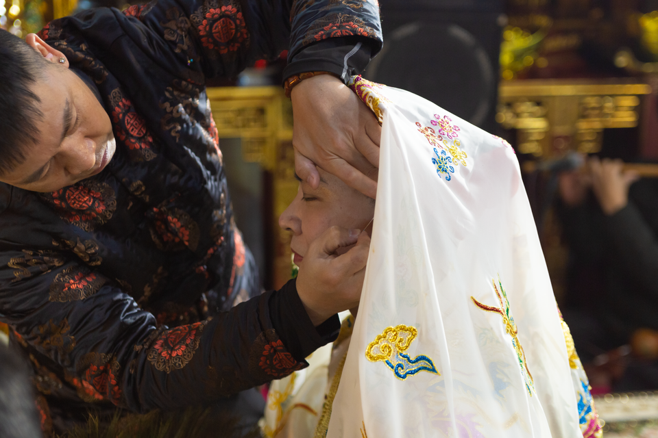 Nhân Tết Thượng Nguyên (Rằm tháng Giêng), nghệ nhân ưu tú Nguyễn Tất Kim Hùng, thủ nhang đền Nguyên Khiết Linh Từ (102 Hàng Bạc, Hà Nội) đã tiến hành Nghi lễ Hầu đồng. Đây là một nghi lễ trong Tín ngưỡng thờ Mẫu Tam phủ của người Việt đã được UNESCO vinh danh là Di sản Văn hóa Phi vật thể đại diện của Nhân loại. (Ảnh: Minh Thu/Vietnam+)