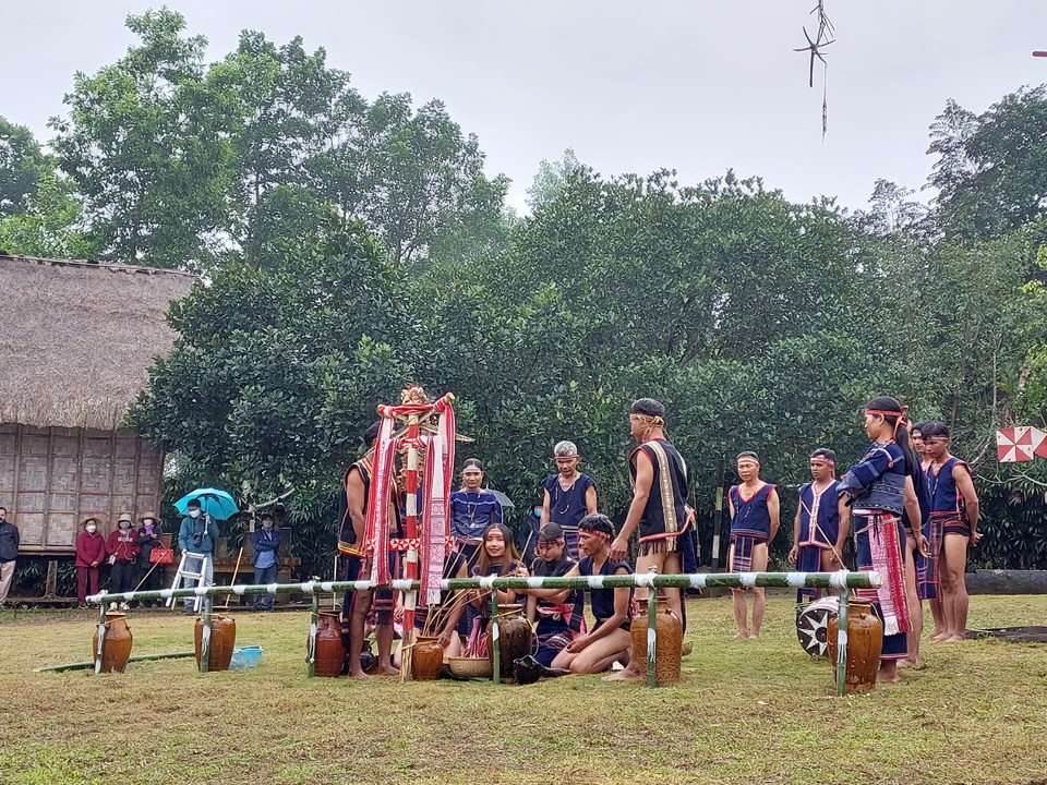 Điều đặc biệt trong lễ cưới của người Ba Na là mọi người sẽ mang theo nến và cố giữ ngọn nến không tắt để chúc phúc. Đêm tân hôn, cô dâu và chú rể cũng sẽ thức để giữ lửa. Ai đi ngủ trước sẽ bị xem là yểu mệnh. Khi gà gáy sáng, họ mới đi ngủ. Việc thức cùng nhau cả đêm tượng trưng cho sự đồng hành cùng nhau đến cuối đời. (Ảnh: Minh Thu/Vietnam+) 