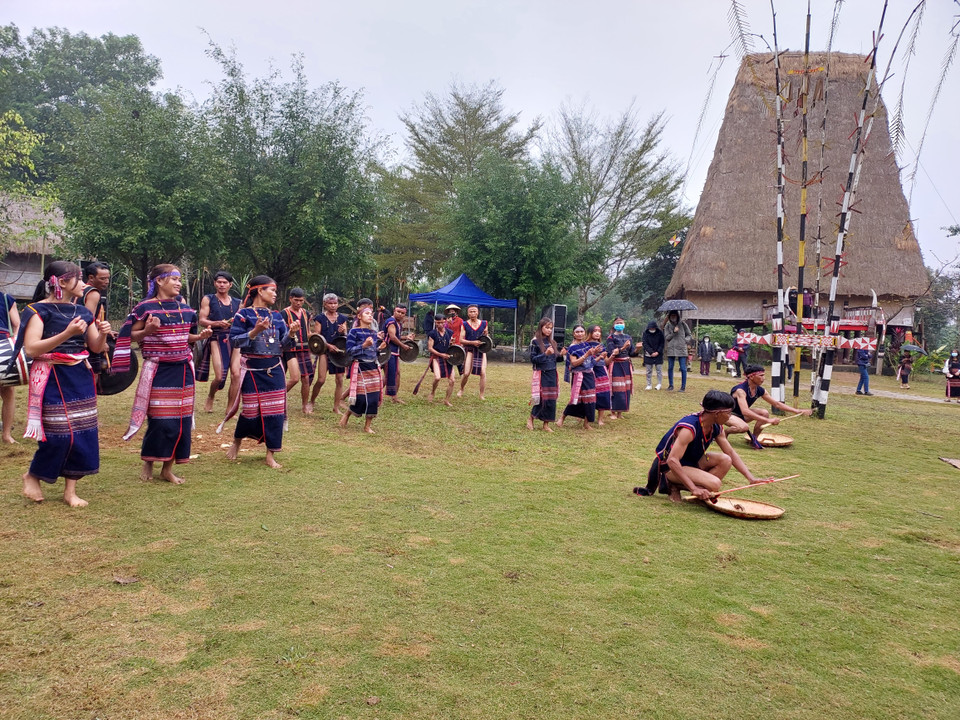 Những điệu múa sẽ kéo dài từ chiều đến đêm. (Ảnh: Minh Thu/Vietnam+)