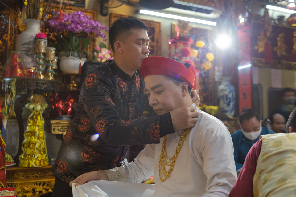 Thông thường, một buổi hầu đồng có 36 giá, mỗi giá nói về huyền tích của một vị thánh. Các thanh đồng 'nhập vai' các vị thánh này, thực hiện các động tác mô phỏng chiến công hay huyền sử liên quan đến các vị thánh rồi 'ban lộc' cho những người tham dự. (Ảnh: Minh Thu/Vietnam+)