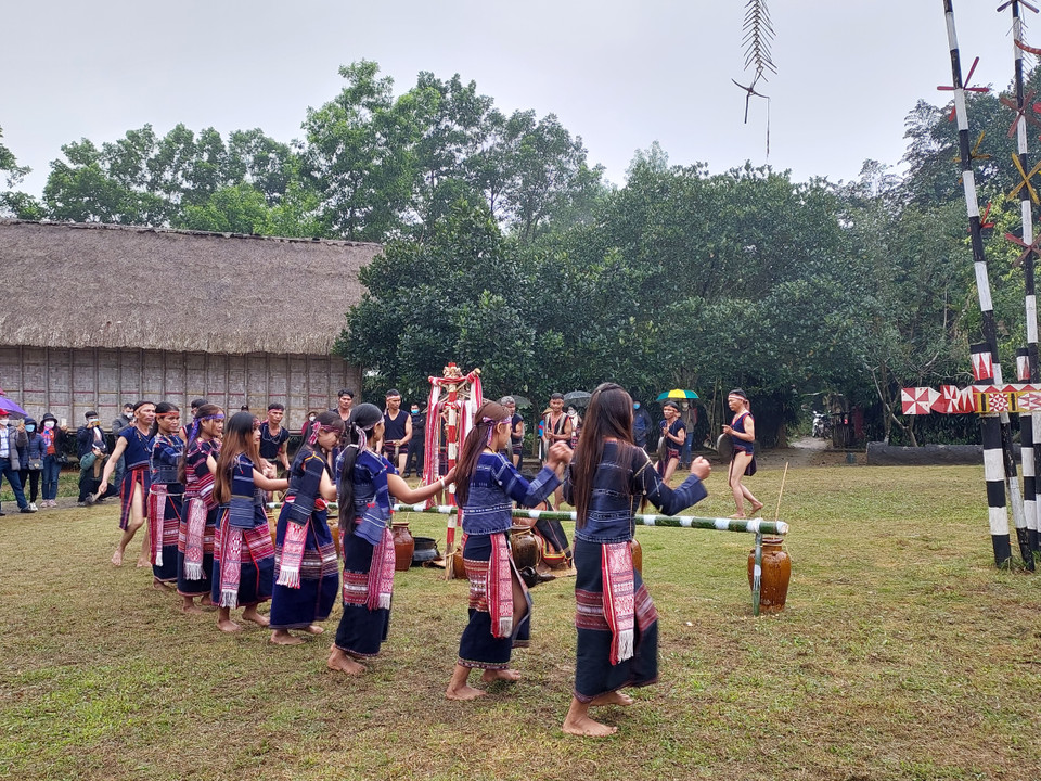 Ngày 12/2, người Ba Na từ Gia Lai đã về Làng Văn hóa Du lịch các dân tộc Việt Nam để tái hiện nghi lễ độc đáo này. (Ảnh: Minh Thu/Vietnam+)