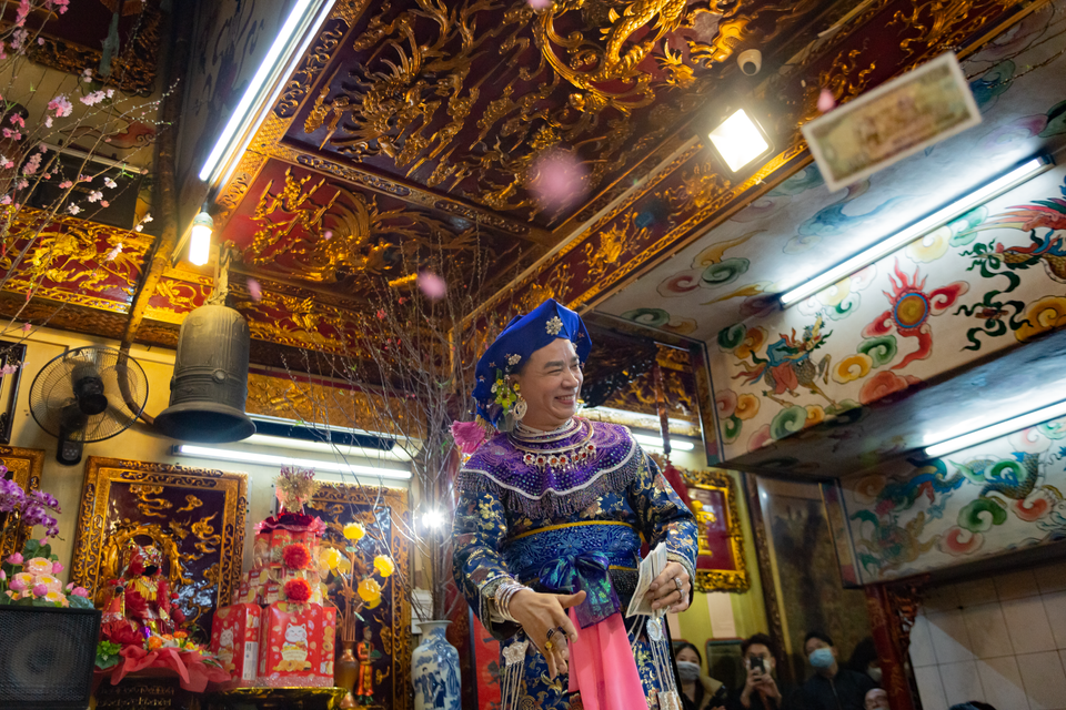 Giá Chầu Bà Lục cung Công chúa. Theo huyền sử, Chầu Lục là người Nùng, thường hiển ứng giúp dân trồng trọt. (Ảnh: Minh Thu/Vietnam+)