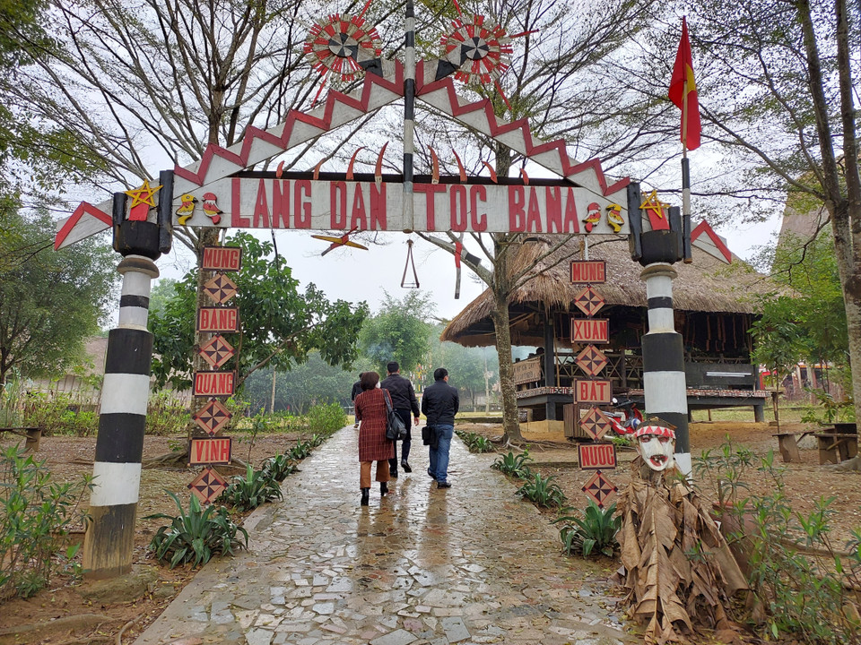 Không gian làng dân tộc Ba Na tại Làng Văn hóa Du lịch các dân tộc Việt Nam, Đồng Mô, Sơn Tây, Hà Nội. Ngày 12/2, người Ba Na tái hiện lễ cưới của cặp trai gái bản mình nhằm giới thiệu nét văn hóa cổ truyền dân tộc Ba Na. (Ảnh: Minh Thu/Vietnam+) 