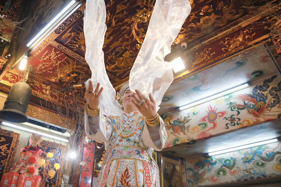 Giá Cô Bơ Thủy cung, tiên nữ con vua Thủy Tề, giáng sinh giúp vua Lê đánh giặc. (Ảnh: Minh Thu/Vietnam+)