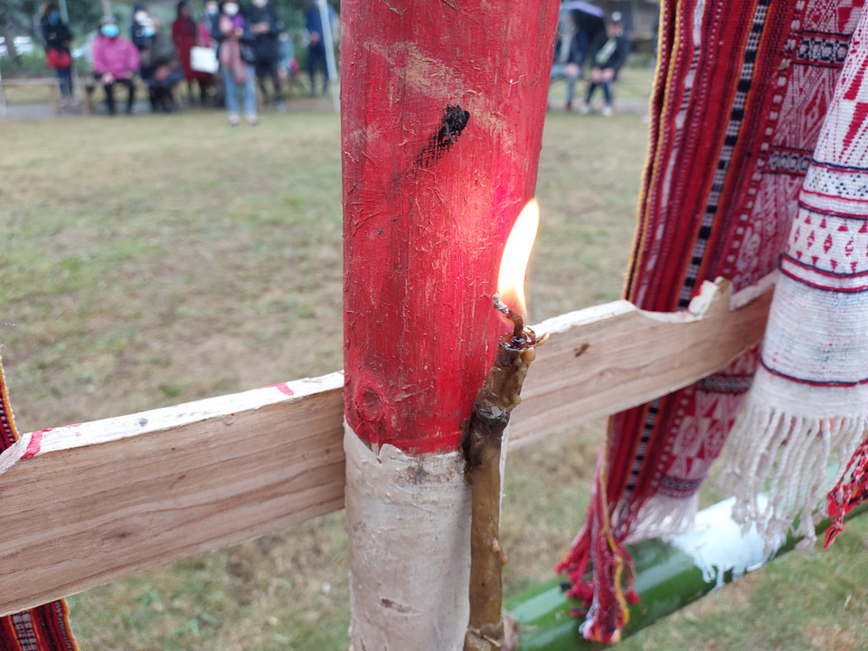 Ngọn nến sáp ong trên cột gưng được duy trì suốt cả lễ cưới, đây là biểu tượng của tình yêu vĩnh cửu. (Ảnh: Minh Thu/Vietnam+) 