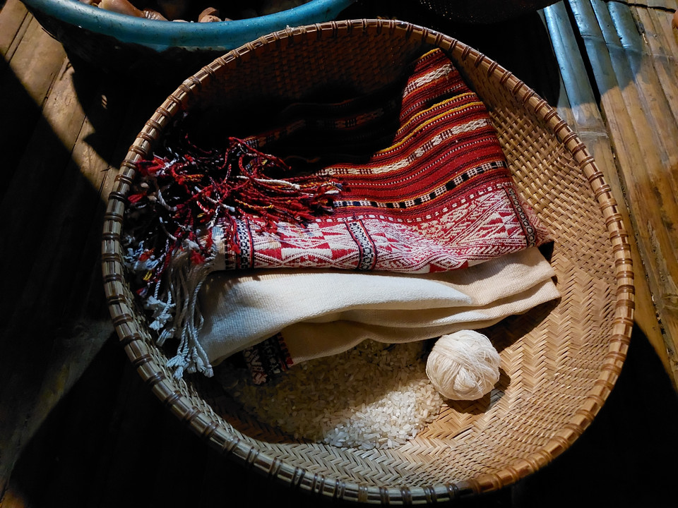 Những vật dụng chuẩn bị trong lễ cưới. Ngoài rượu cần, heo, gà, nhất thiết phải có đôi khăn, cuộn chỉ... để đôi trai gái trao nhau ngày cưới. (Ảnh: Minh Thu/Vietnam+) 