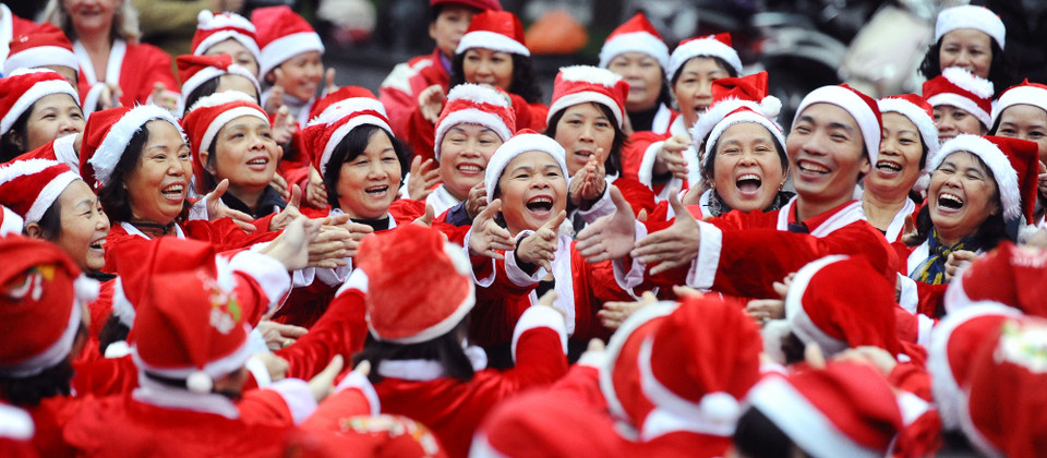 'Ông bà già Noel tập Yoga cười' - Hoàng Hà. (Nguồn ảnh: BTC)