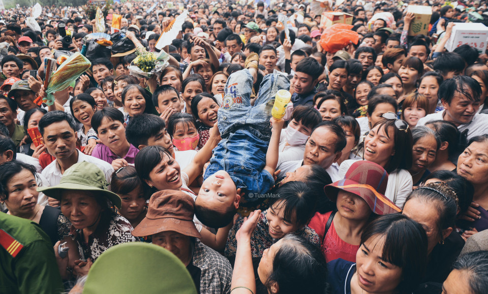 Tác phẩm 'Giải cứu trẻ nhỏ ở Đền Hùng' - Tiến Tuấn. (Nguồn ảnh: BTC)