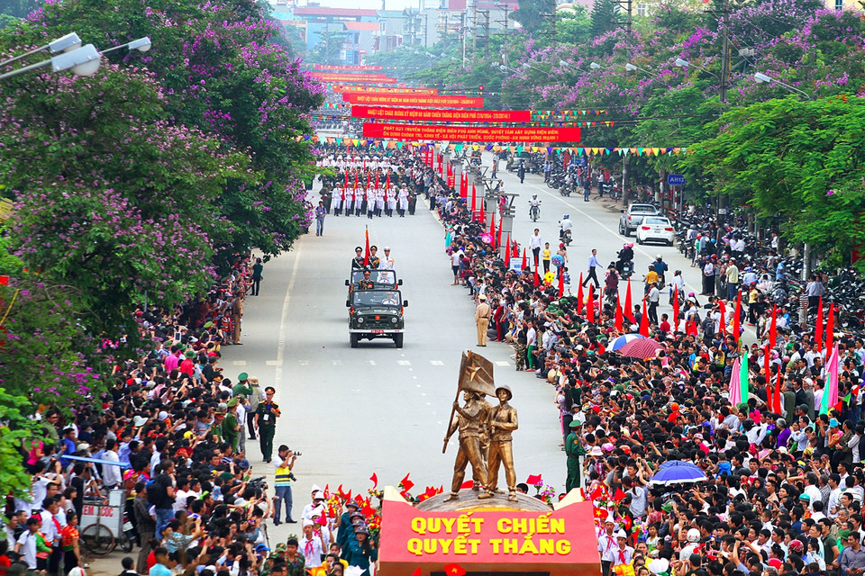 Tác phẩm 'Diễu binh kỷ niệm 60 năm chiến thắng Điện Biên Phủ' - Ngọc Thành. (Nguồn ảnh: BTC)