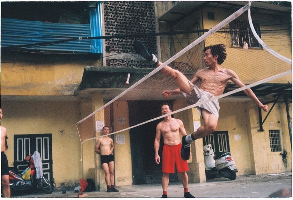 Tác phẩm 'Đá cầu' của tác giả Hiếu Trần. (Nguồn ảnh: BTC)