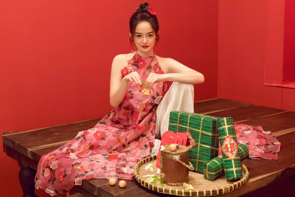 Kaity Nguyễn e thẹn, gợi cảm nhưng cũng không kém phần tinh nghịch, cá tính khi khoác lên mình bộ áo dài cổ yếm. (Ảnh: CTV/Vietnam+)