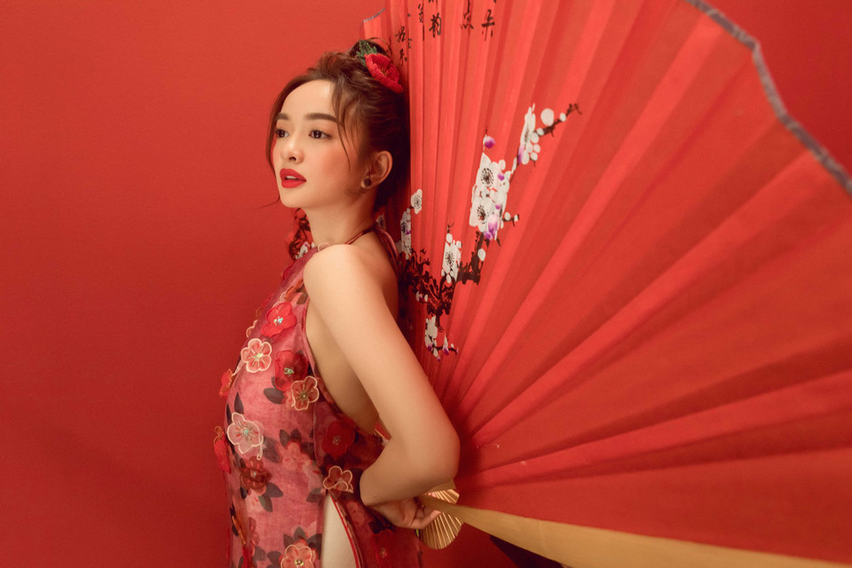 Mẫu áo dài lấy cảm hứng từ áo yếm xưa giúp tôn lên vẻ đẹp dịu dàng của người mặc. (Ảnh: CTV/Vietnam+)