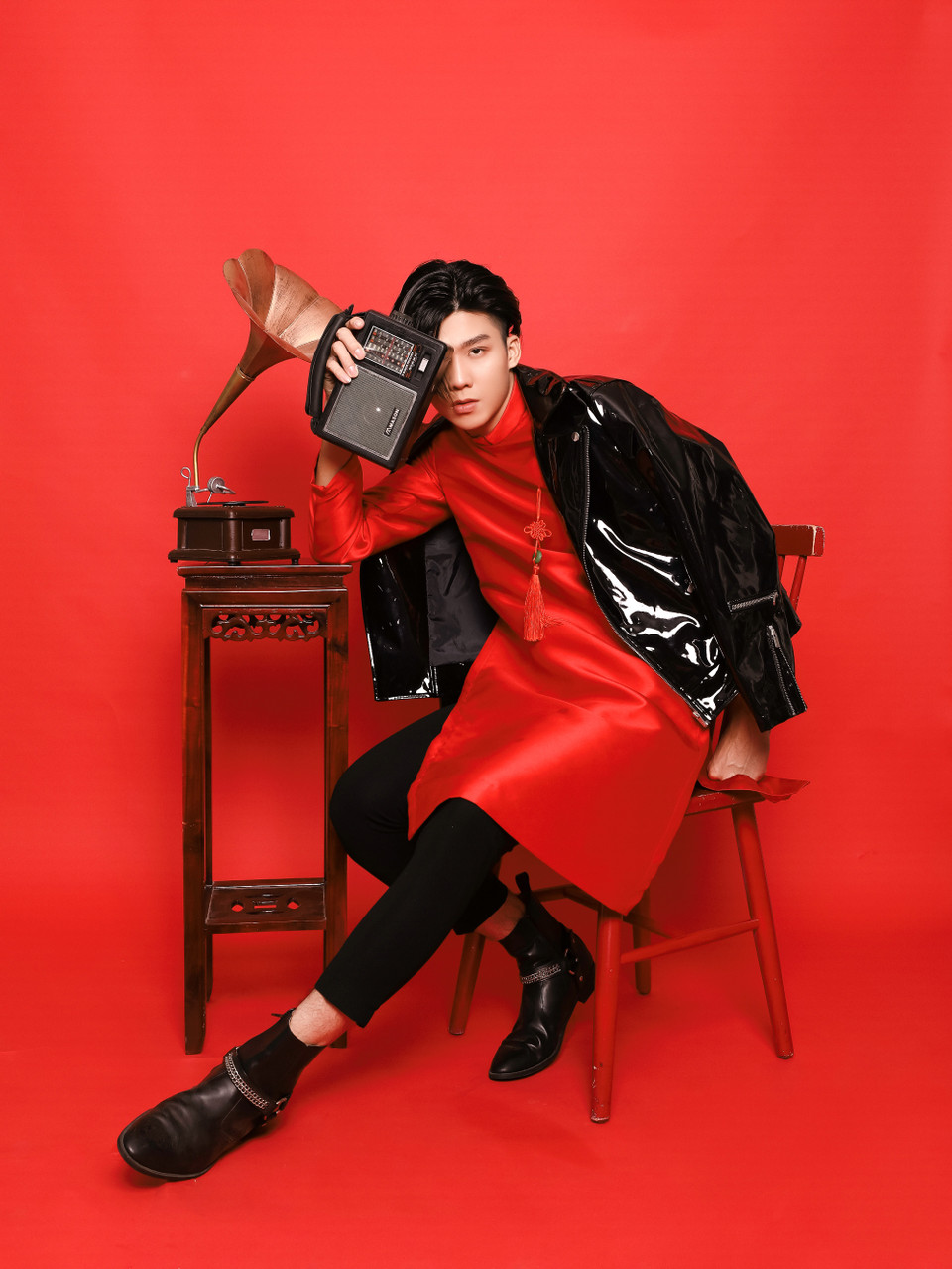 Trong khi đó, rapper Soho lựa chọn xu hướng 'tân cổ giao duyên' khi kết hợp giữa áo dài nam cùng áo khoác da. (Ảnh: CTV/Vietnam+)