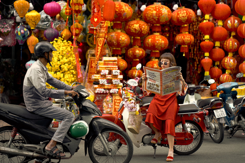 Trang Hý lại gợi nhớ về cái Tết Sài Gòn xưa qua bối cảnh 'chợ tài lộc.' (Ảnh: CTV/Vietnam+)