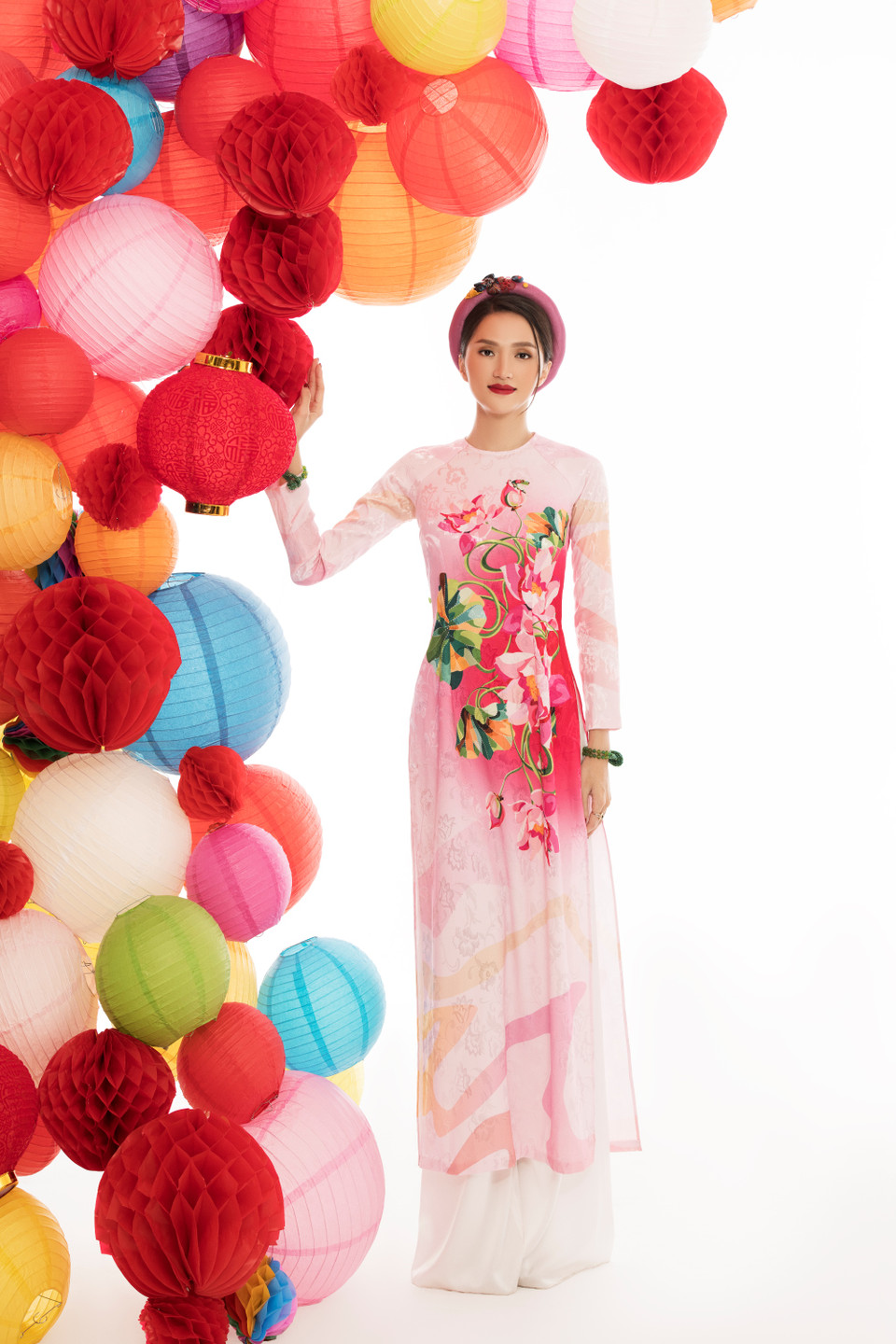 Hương Giang dịu dàng đón Xuân. (Ảnh: CTV/Vietnam+)