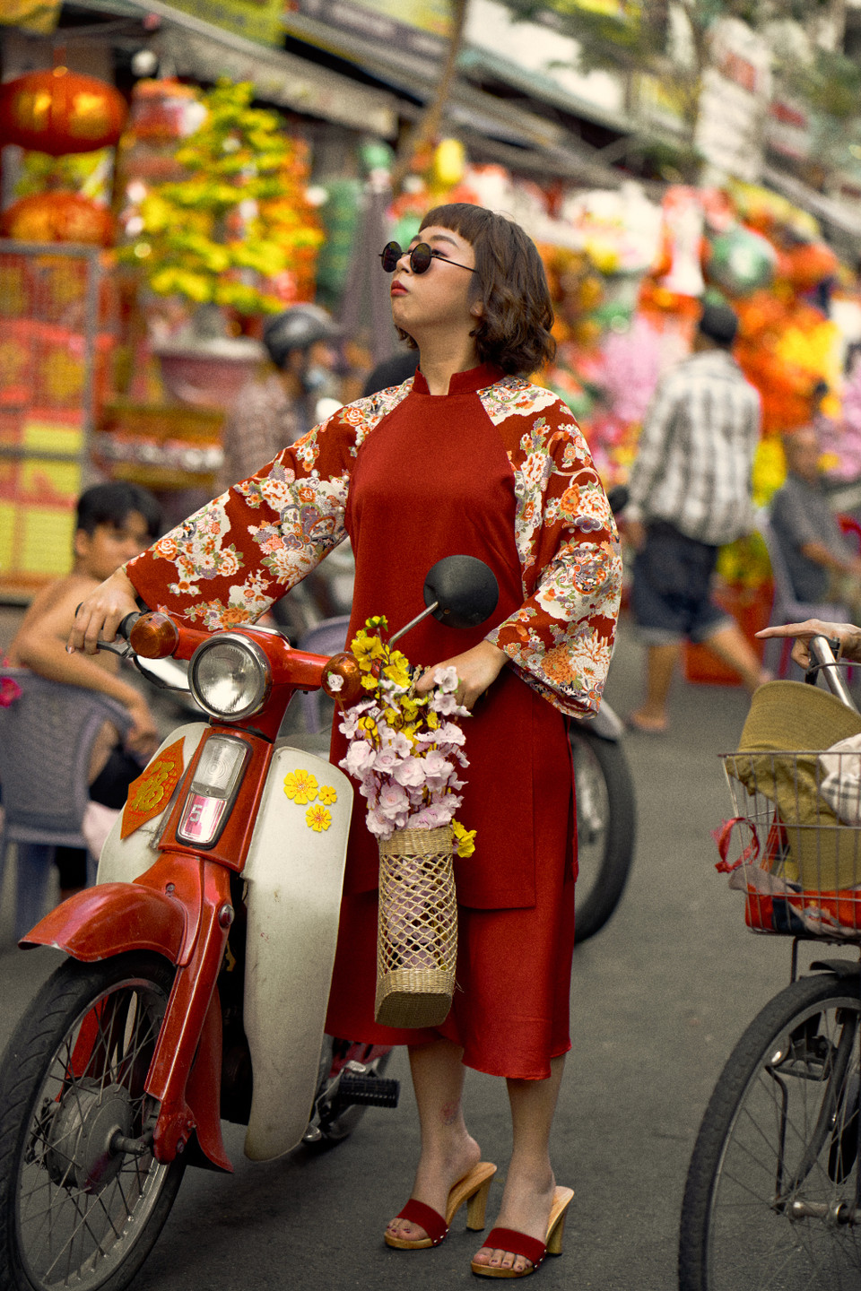 Cô nàng tinh nghịch với cặp kính đen. (Ảnh: CTV/Vietnam+)