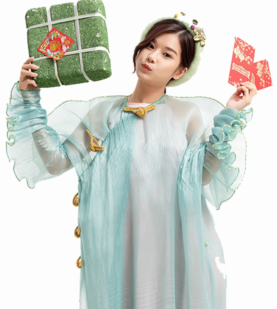 Hoàng Yến Chibi rộn ràng đón Tết với bánh chưng xanh, bao lì xì đỏ. (Ảnh: CTV/Vietnam+)