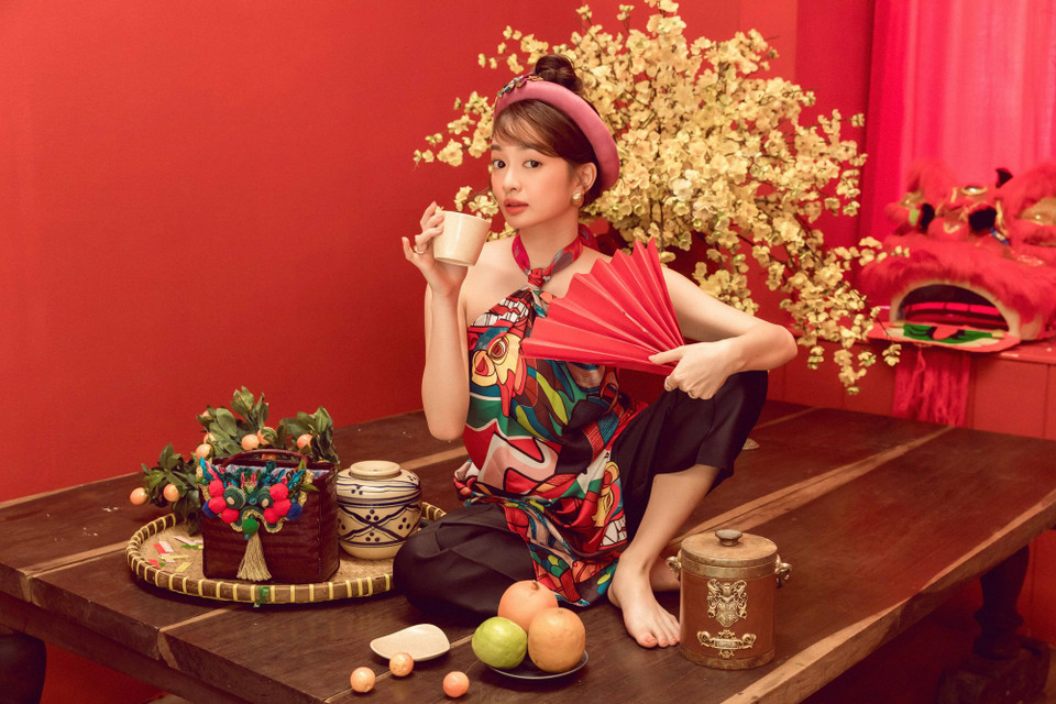 Bên cạnh đó, nữ diễn viên chính của 'Em chưa 18' cũng toát lên vẻ trẻ trung qua những biểu cảm tinh nghịch. (Ảnh: CTV/Vietnam+)