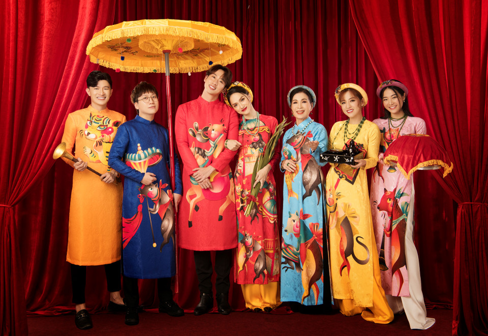 Nhiều nghệ sỹ lựa chọn áo dài lấy cảm hứng từ bức tranh dân gian nổi tiếng 'Đám cưới chuột.' (Ảnh: CTV/Vietnam+)