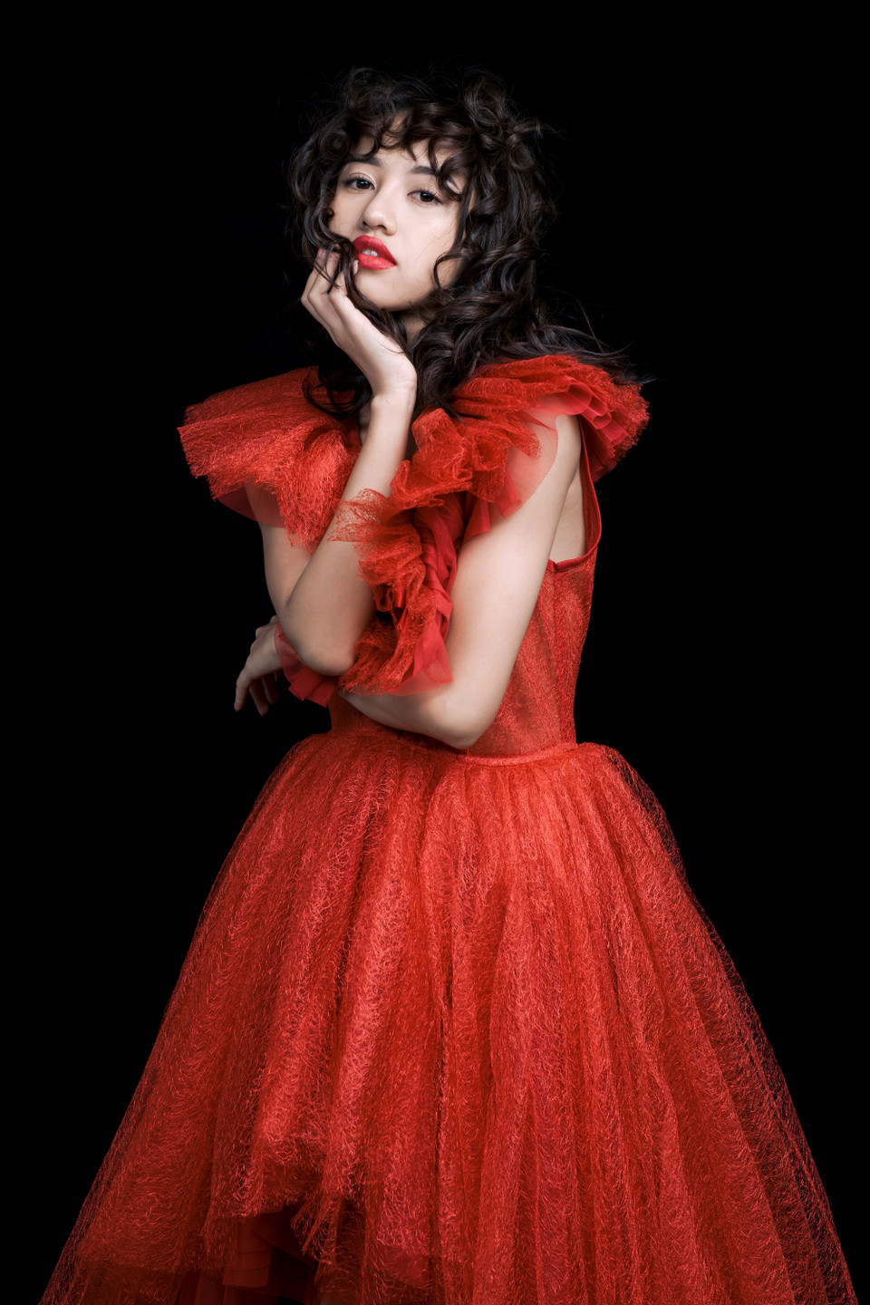 Trịnh Thảo lại quyết định chào xuân theo phong cách hiện đại với chiếc đầm đỏ rực. (Ảnh: CTV/Vietnam+)