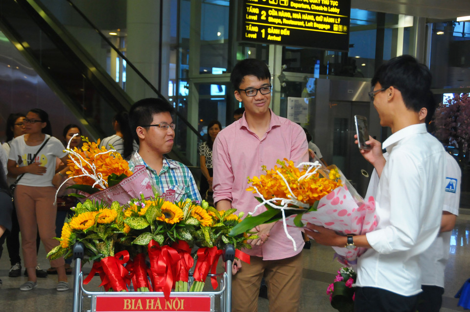 Các thành viên trong đoàn xúc động trước sự chào đón của mọi người. (Ảnh: Bộ GD&amp;ĐT)
