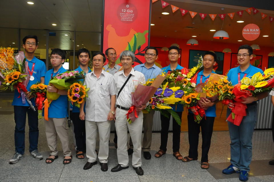 Ông Trần Văn Kiên Phó Cục trưởng cục Khảo thí và Kiểm định chất lượng giáo dục thay mặt lãnh đạo Bộ tặng hoa chúc mừng cả đoàn. (Nguồn: Bộ GD&amp;ĐT)