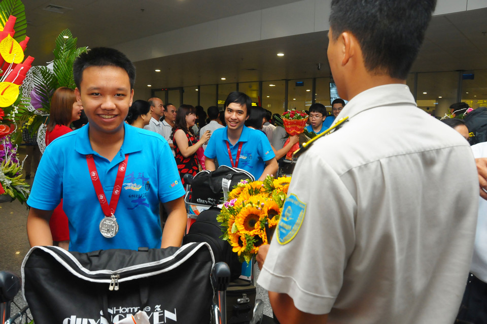 Các em Đào Vũ Quang (Trung học phổ thông chuyên Hà Nội - Amsterdam), Phạm Nguyễn Mạnh (Trường Phổ thông năng khiếu, Đại học Quốc gia Thành phố Hồ Chí Minh), Lê Nhật Hoàng (Bình Định), Hoàng Anh Dũng (Thanh Hóa) đoạt huy chương Bạc. Em Vũ Đức Tài (Nam Định) giành huy chương Đồng. Các em đều được chào đón nồng nhiệt. (Ảnh: Bộ Giáo dục và Đào tạo) 