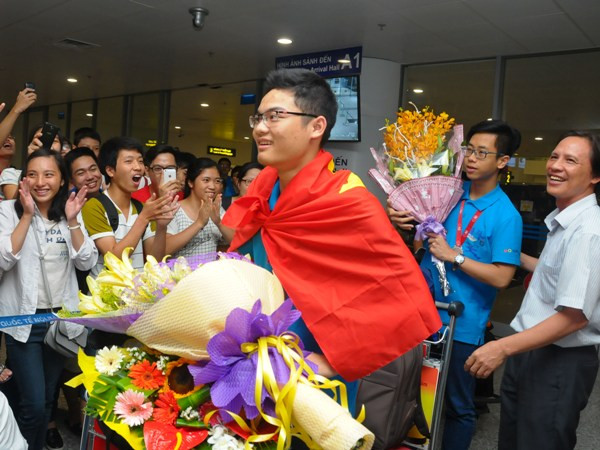 Em Vũ Xuân Trung, học sinh trường Trung học phổ thông chuyên Thái Bình, tỉnh Thái Bình, là học sinh có thành tích cao nhất với huy chưong vàng. Đây là lần thứ hai Trung đoạt huy chương vàng Olympic Toán quốc tế. Trong kỳ thi IMO năm 2015, Trung dù đang học mới lớp 11 vẫn được chọn tham gia và đã mang về huy chương vàng cho Việt Nam.(Ảnh: Bộ GD&amp;ĐT)