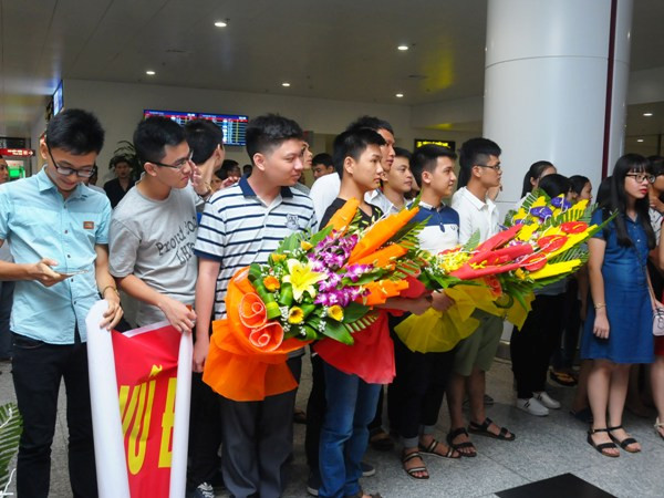 Do máy bay hạ cánh lúc nửa đêm nên từ tối qua, 16/7, rất đông người thân, bạn bè và thầy cô giáo cũng như cán bộ ngành giáo dục đã có mặt ở sân bay để chờ đón những học sinh ưu tú của đội tuyển Toán. (Ảnh: Bộ GD&amp;ĐT)