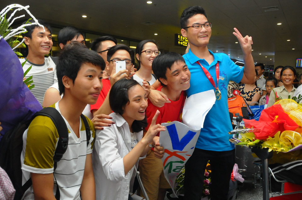 Vũ Xuân Trung (áo xanh) chụp ảnh lưu niệm cùng bạn bè. (Nguồn: Bộ GD&amp;ĐT)