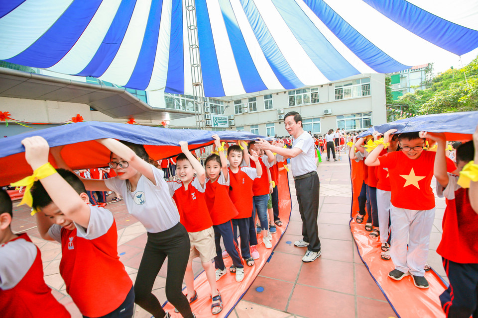 ...và các trò chơi dân gian (Ảnh: PV/Vietnam+)