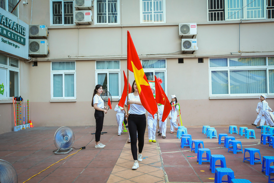 Ngày hội bắt đầu với màn rước cờ Tổ quốc. (Ảnh: PV/Vietnam+)