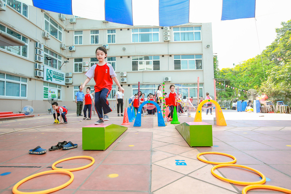 Các trò chơi vừa giúp học sinh rèn luyện sức khỏe, sự khéo léo... (Ảnh: PV/Vietnam+)