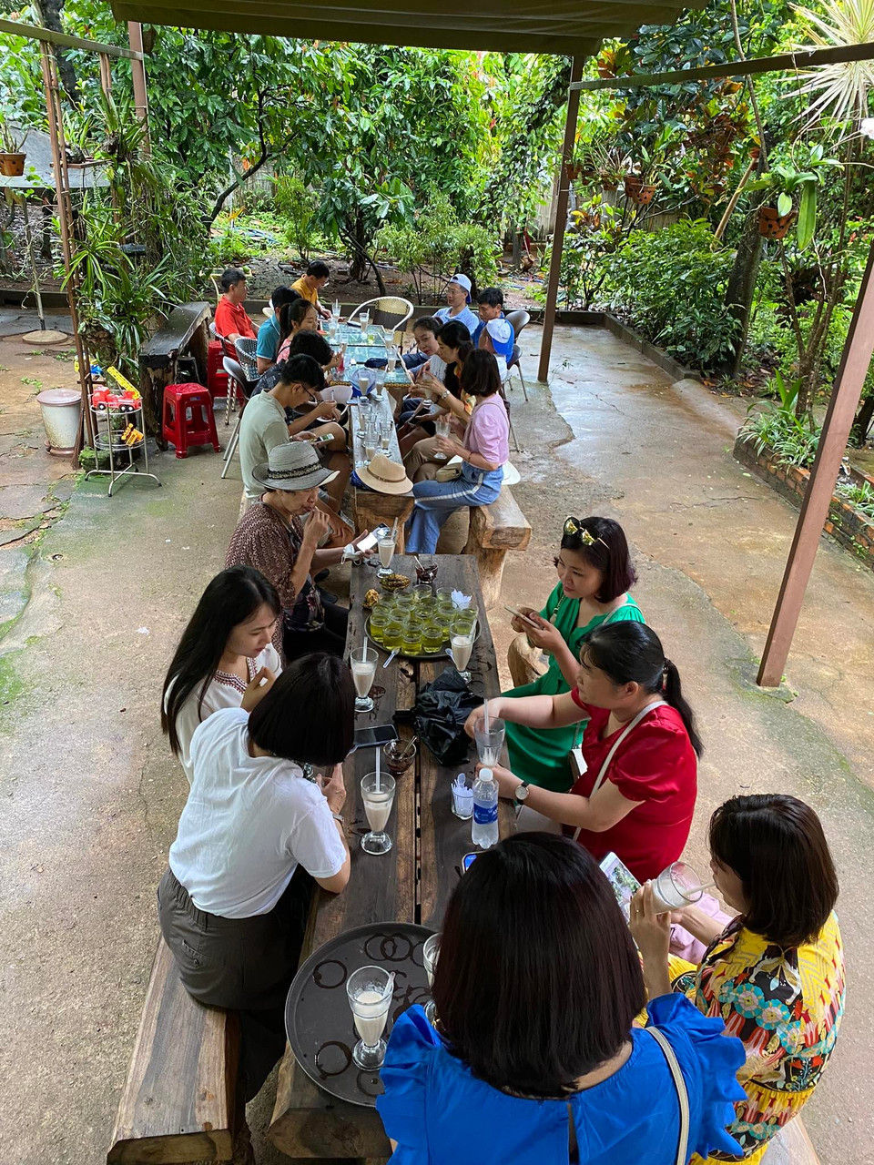 Điểm đến thú vị này ngày càng được nhiều người biết đến dù không hề có biển hiệu. Ai đến đây cũng chọn cho mình món sinh tố cacao đặc biệt, ít thấy ở những nơi khác. (Ảnh: Minh Thu/Vietnam+)