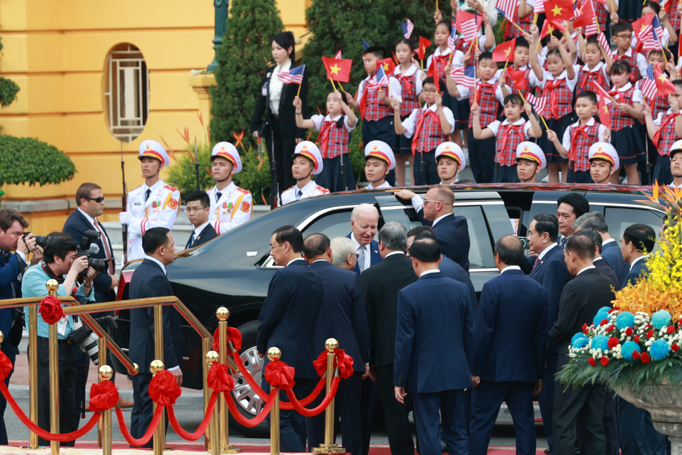 Đây là lần đầu tiên một Tổng thống Hoa Kỳ thăm cấp Nhà nước theo lời mời của Tổng Bí thư Đảng Cộng sản Việt Nam và cũng là lần đầu tiên, cả Tổng thống và Phó Tổng thống Hoa Kỳ cùng thăm Việt Nam trong một nhiệm kỳ. (Ảnh: PV/Vietnam+)