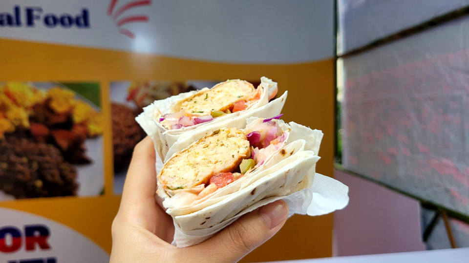 Bánh Doner của Azerbaijan kẹp gà nướng hoặc bò nướng, ăn kèm dưa chuột muối, hành tây ngâm, cà chua, sốt mayonnaise tương ớt. (Ảnh: Minh Anh/Vietnam+)