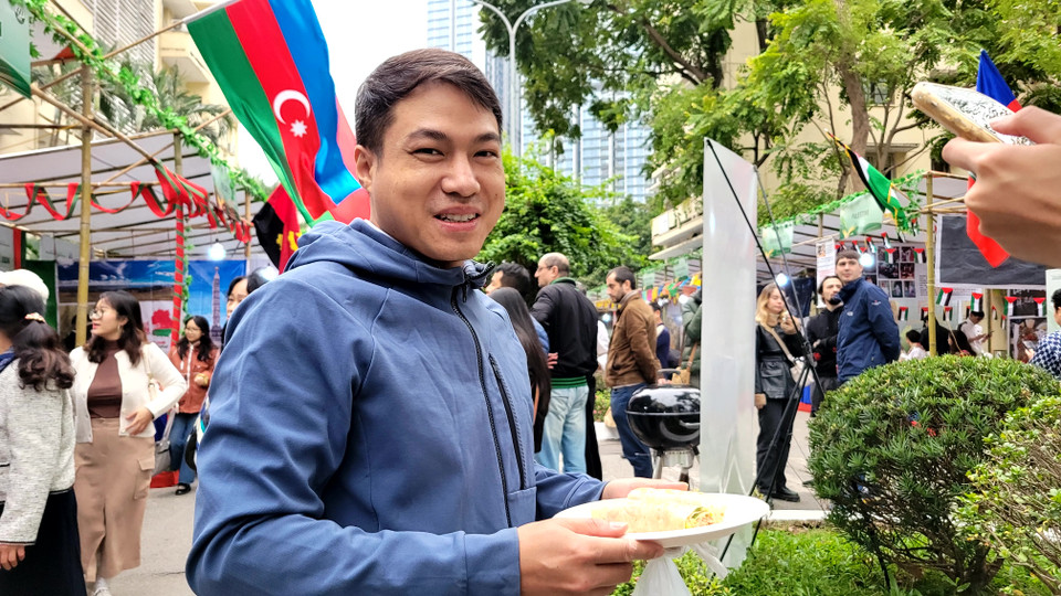 Đây là một trong các món đường phố phổ biến tại Việt Nam và trên thế giới nên hết hàng khá nhanh, thực khách từ trong và ngoài nước đều muốn trải nghiệm phiên bản gốc từ chính quê hương món ăn. (Ảnh: Minh Anh/Vietnam+)