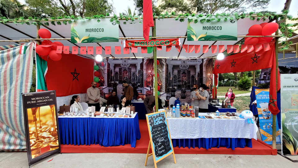 Gian hàng Morocco quảng bá các loại bánh ngọt và đồ uống, hợp với nhu cầu ăn nhẹ hoặc ăn tráng miệng. (Ảnh: Minh Anh/Vietnam+)