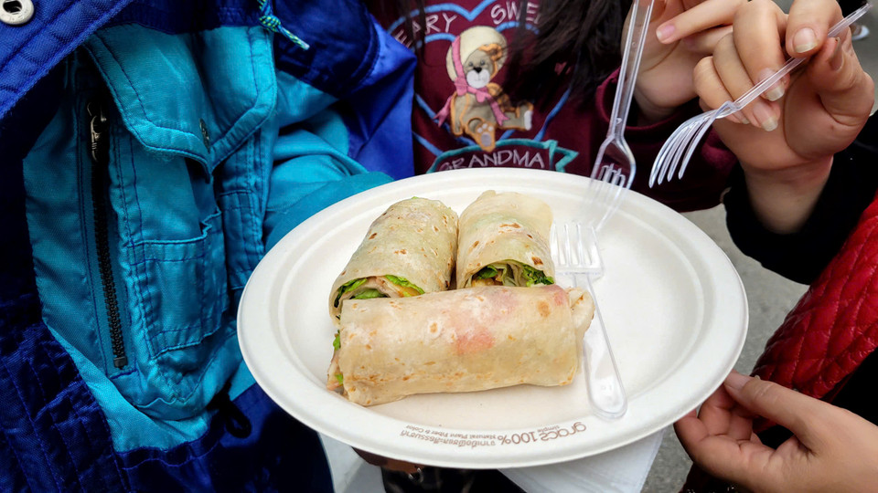 Phiên bản được mang đến trong liên hoan ẩm thực là Kebab gà cuốn trong bánh ngô Tortillas. (Ảnh: Minh Anh/Vietnam+)