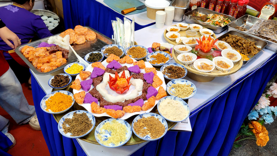 Ẩm thực xứ Huế nổi danh, được giới thiệu thông qua các món xôi, các loại bánh. (Ảnh: Minh Anh/Vietnam+)