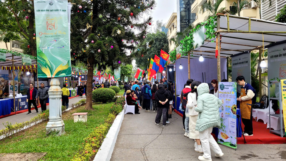 Sự kiện do Bộ Ngoại giao chủ trì, tổ chức lần đầu năm 2014, là dịp để giới thiệu về văn hóa các quốc gia và vùng lãnh thổ đến thực khách Việt và ngược lại. (Ảnh: Minh Anh/Vietnam+)