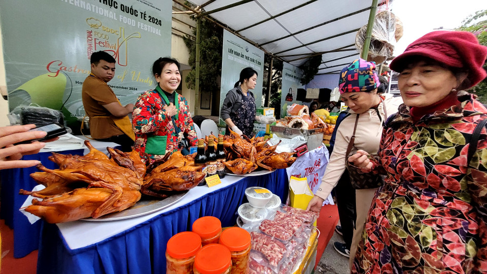 Liên hoan Ẩm thực Quốc tế cũng là dịp để quảng bá ẩm thực và văn hóa Việt Nam đến với bạn bè quốc tế, trong hình là món vịt quay Lạng Sơn nổi tiếng. (Ảnh: Minh Anh/Vietnam+)