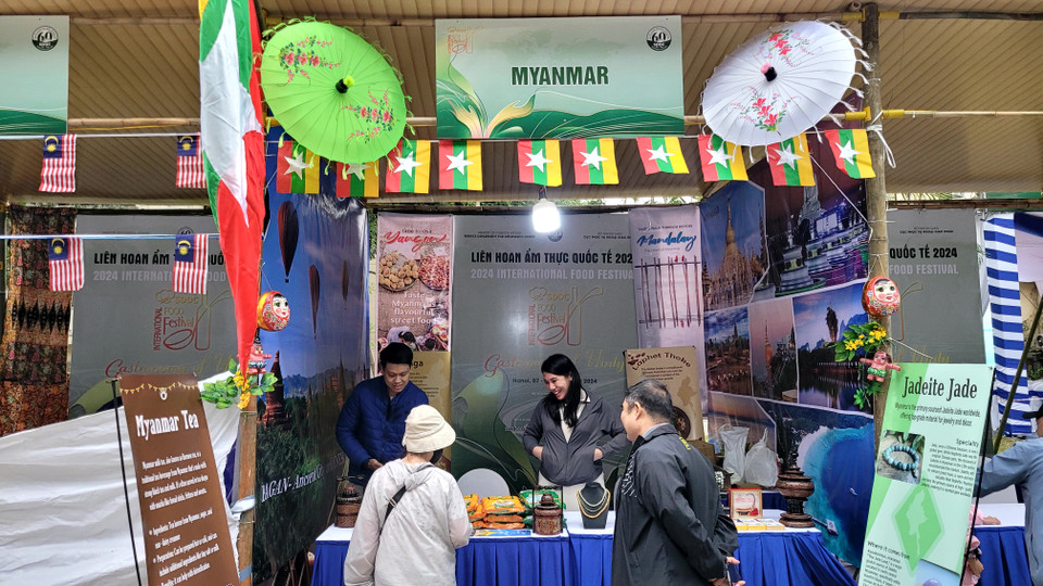 Gian hàng Myanmar giới thiệu các loại trà và ngọc, đá quý. Quốc gia này sản xuất 70% lượng ngọc toàn cầu. (Ảnh: Minh Anh/Vietnam+)