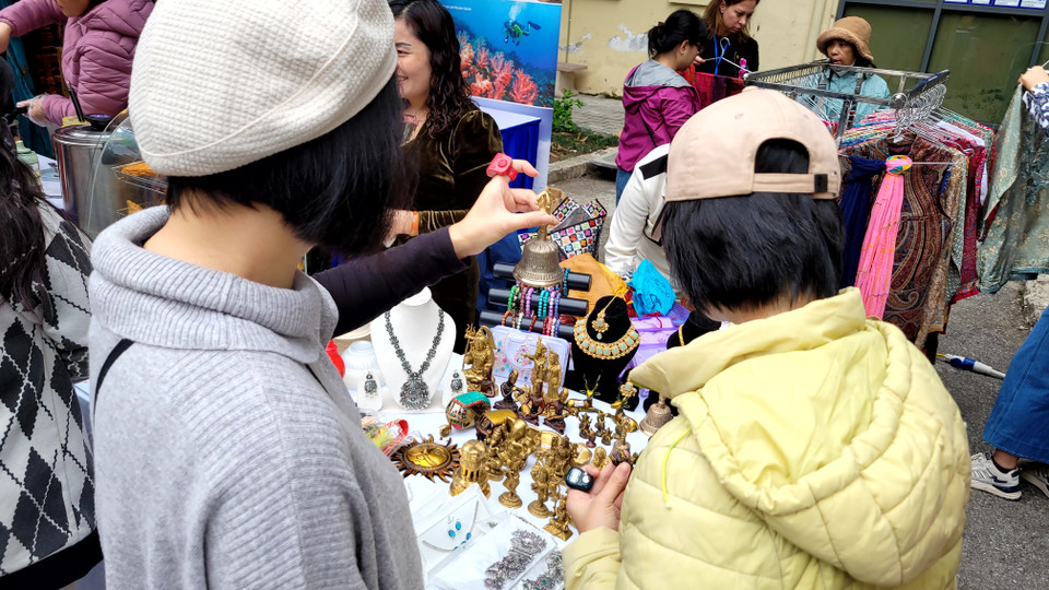 Quầy Ấn Độ giới thiệu văn hóa thông qua các món đồ lưu niệm nhỏ và ẩm thực, trong đó có món Cà ry nổi tiếng. (Ảnh: Minh Anh/Vietnam+)