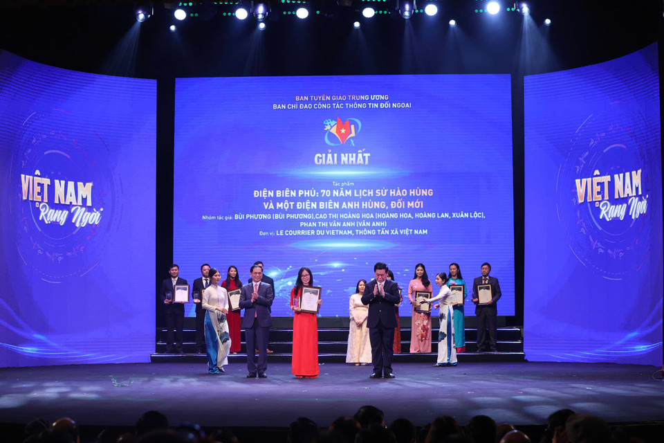 Đại diện nhóm tác giả Báo Le Courrier du Vietnam nhận giải cho tác phẩm "Điện Biên Phủ: 70 năm lịch sử hào hùng và một Điện Biên anh hùng, đổi mới." Đây là chuyên đề gồm 10 bài viết đa dạng về thể loại, từ bình luận, phản ánh, phóng sự, phỏng vấn, phóng sự ảnh, megastory... với nội dung thông tin đắt giá chắt lọc từ một khối lượng tư liệu đồ sộ và phỏng vấn chuyên gia Pháp và Việt Nam. (Ảnh: Hoài Nam/Vietnam+)