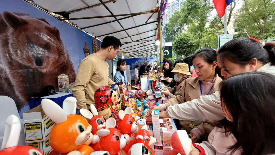 Gian hàng Liên bang Nga quảng bá nhiều món ăn đặc trưng và các quà lưu niệm "thương hiệu" như lật đật, búp bê Nga... (Ảnh: Minh Anh/Vietnam+)