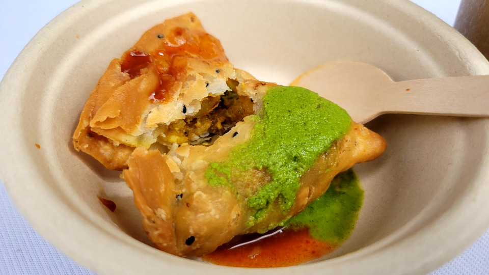 Bên cạnh Cà ry thì thực khách có thể trải nghiệm món bánh gối Samosa - món chay có nhân khoai tây, hành, ngô, đậu Hà Lan, ăn kèm hai loại nước sốt làm nổi bật đặc trưng về gia vị phong phú của Ấn Độ. (Ảnh: Minh Anh/Vietnam+)