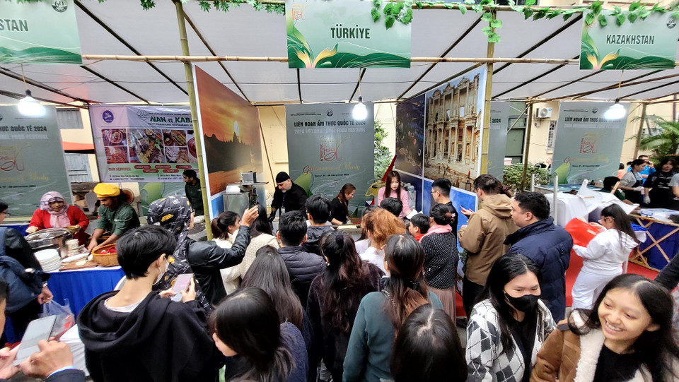 Với hơn 100 gian hàng, đây là cơ hội để thực khách Việt trải nghiệm nhiều món do chính tay đầu bếp của nước bạn chế biến. Gian hàng Thổ Nhĩ Kỳ đông đúc người xếp hàng trải nghiệm món Kebab gà. (Ảnh: Minh Anh/Vietnam+)